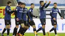 Para pemain Atalanta merayakan gol yang dicetak oleh Aleksej Miranchuk ke gawang Lazio pada laga Coppa Italia di Stadion Gewiss, Rabu (27/1/2021). Atalanta menang dengan skor 3-2. (Stefano Nicoli/LaPresse via AP)