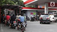 Antrean pengendara motor sesaat jelang kenaikan harga Bahan Bakar Minyak (BBM) Bersubsidi di SPBU Kawasan Jalan Siliwangi, Kota Tasikmalaya, Jawa Barat, Sabtu (3/9/2022). Pemerintah resmi menaikkan harga BBM Bersubsidi pada Sabtu (3/9) pukul 14.30 WIB. Harga BBM Subsidi jenis Pertalite naik dari Rp 7650 ke Rp 10.000,- dan Pertamax dari Rp 12.500 ke Rp 14.500,-(Liputan6.com/Helmi Fithriansyah)