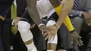 Duel Stephen Curry (kanan) dan pemain Cleveland Cavaliers, Kyrie Irving (kiri) pada gim pertama Final NBA 2017 di Oracle Arena, Oakland, California, (1/6/2017).(AP/Marcio Jose Sanchez)