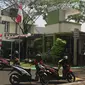 Suasana depan lokasi penangkapan teroris di Serpong Utara, Tangerang Selatan. (Liputan6.com/Pramita Tristiawati)