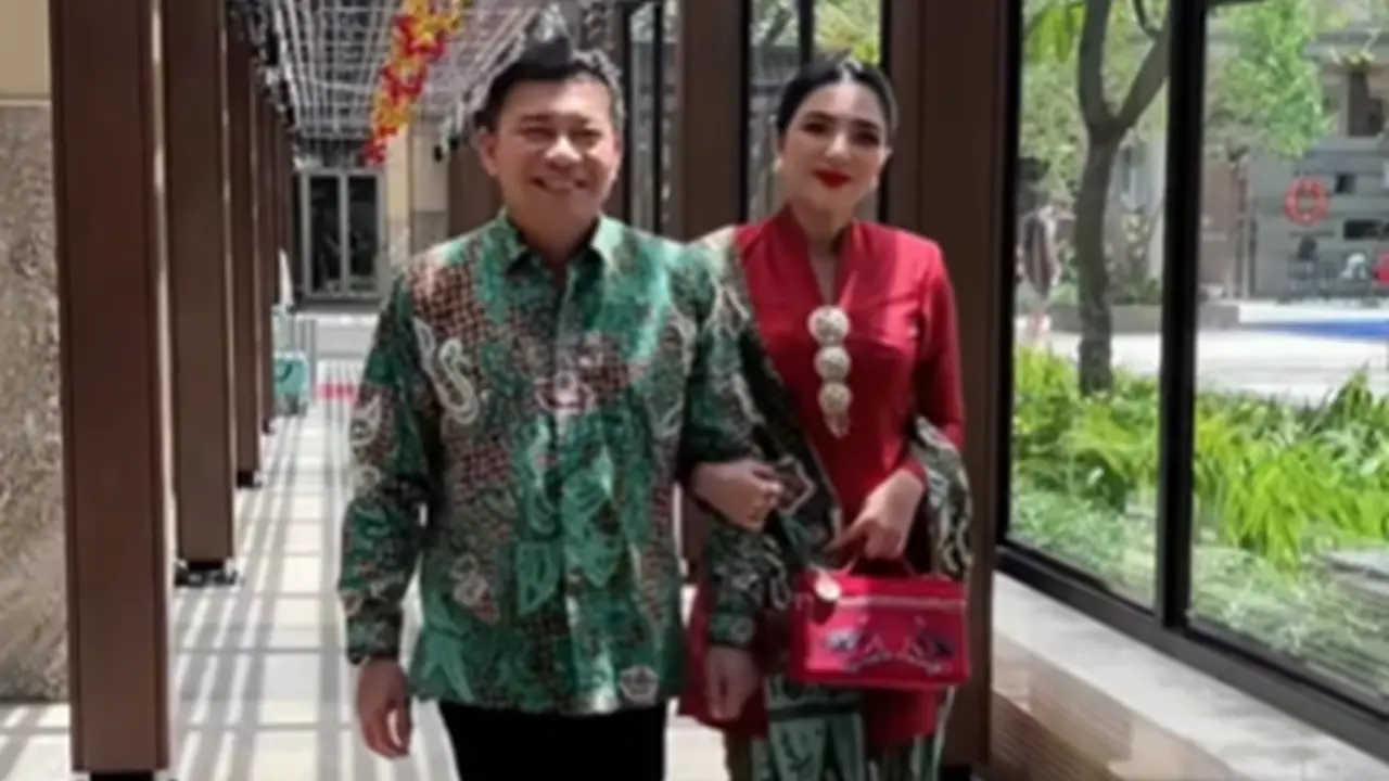 Model Batik Sarimbit Ashanty dan Anang di Wisuda Sarah Menzel