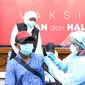 Khofifah meninjau vaksinasi bagi komunitas warga Flobamora - Nusa Tenggara Timur (NTT) Surabaya. (Dian Kurniawan/liputan6.com)