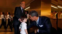 Siapa yang tak meleleh hatinya melihat Haidar. Fans cilik Real Madrid ini menjadi yatim piatu akibat perang di kotanya. (sumber: realmadrid.com)