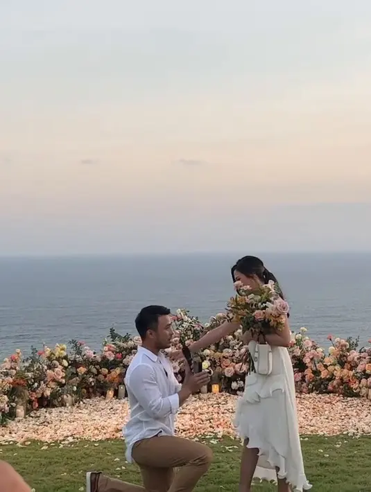 Yakup Hasibuan saat memberikan kejutan romatis untuk Jessica Mila. Ia memberikan bunga dan berlutut di hadapan Jessica Mila sambil menunjukkan cincin dan berkata 'Will you marry me?'.  (Instagram/enzystoria)