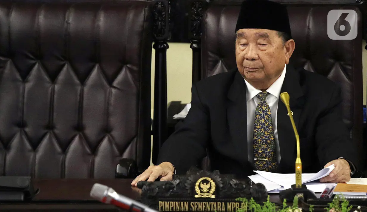 Pimpinan MPR sementara Abdul Wahab Dalimunthe memimpin Rapat Paripurna MPR di kompleks parlemen, Jakarta, Kamis (3/10/2019). Bambang Soesatyo resmi menjadi Ketua MPR periode 2019-2024 setelah Fraksi Gerindra di MPR menyatakan sepakat mendukung. (Liputan6.com/Johan Tallo)