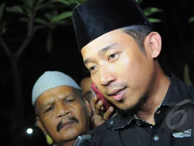 Artis dan sahabat Olga Syahputra, Deni Cagur terlihat mendatangi rumah Olga Syahputra di kawasan Duren Sawit, Jakarta Timur, Jumat (27/3/2015). Deni mengaku sangat kehilangan Olga (Liputan6.com/Faisal R Syam)