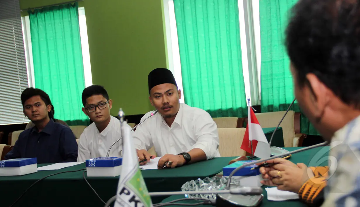 Perwakilan mahasiswa Indonesia yang dipulangkan dari Yaman saat mendatangi  Fraksi PKB , Gedung DPR RI, Jakarta, Senin, (13/4/2015). Kedatangan mereka untuk mengadukan nasib pendidikan yang sementara terhenti (Liputan6.com/Helmi Afandi)