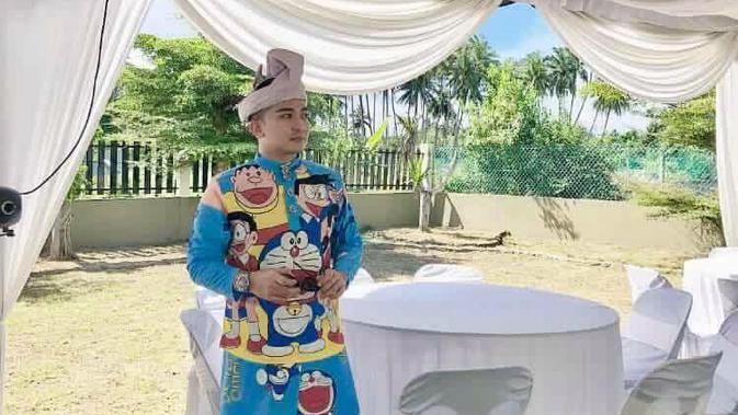Pria Malaysia kenakan baju pengantin Doraemon (foto: Facebook Abann Dass)