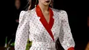 Bella Hadid berjalan di catwalk untuk show Rodarte pada New York Fashion Week: The Shows di New York City, Selasa (11/2/2020). Bella Hadid seolah-olah kembali ke era tahun 50an dalam balutan gaun polkadot merah dan putih dengan kerudung yang menutupi wajahnya. (Dimitrios Kambouris/Getty Images/AFP)