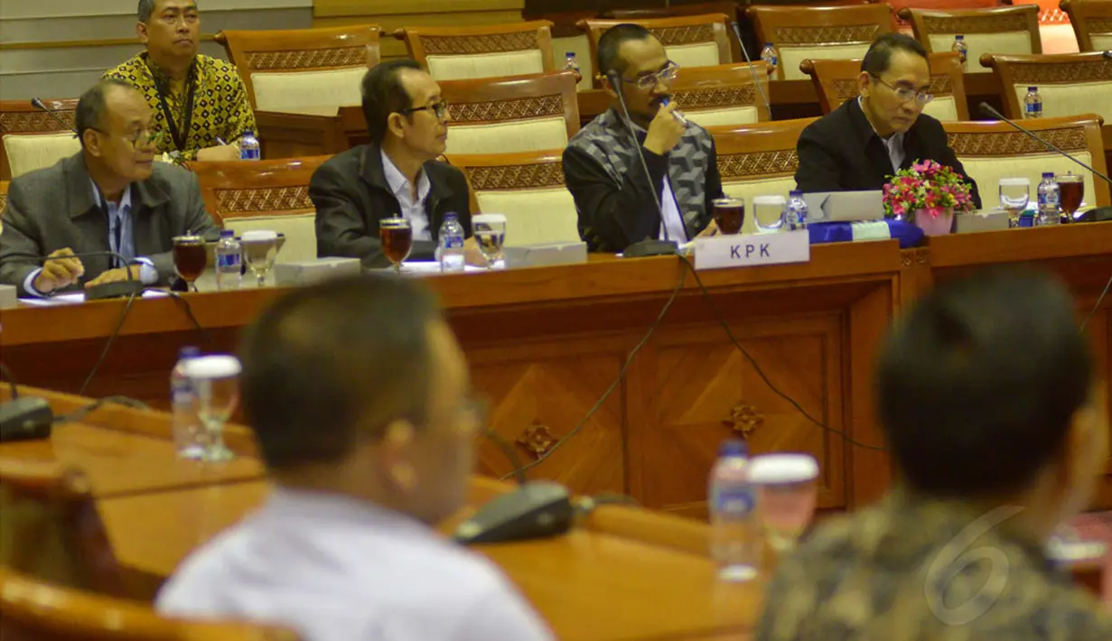 Ketua Komisi Pemberantasan Korupsi (KPK), Abraham Samad (kedua dari kanan) saat melakukan Rapat Dengar Pendapat dengan Komisi III DPR RI di Gedung Parlemen Senayan, Jakarta, Senin, (1/12/2014). (Liputan6.com/Andrian Martinus Tunay)