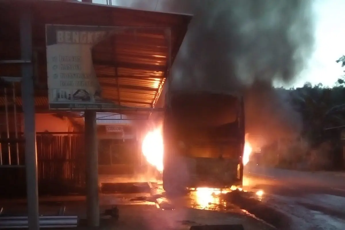 Bus Rosalia Indah jurusan Malang-Purwokerto terbakar di Krumput Kabupaten Banyumas, Jawa Tengah. (Foto: Liputan6.com/TRC BPBD Banyumas/Muhamad Ridlo)