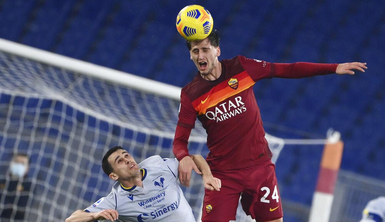 Pemain AS Roma, Marash Kumbulla, duel udara dengan pemain Verona, Kevin Lasagna, pada laga Liga Italia di Stadion Olimpico, Roma, Minggu (31/1/2021). AS Roma menang dengan skor 3-1. (Fabio Rossi/LaPresse via AP)