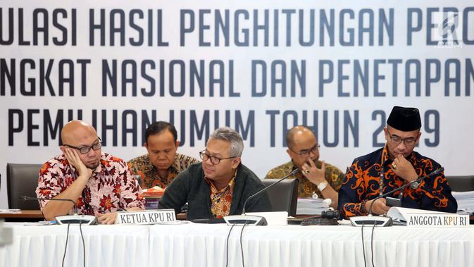 Ketua KPU RI, Arief Budiman (tengah) memimpin rapat Rekapitulasi Hasil Penghitungan Perolehan Suara Tingkat Nasional dan Penetapan Hasil Pemilu Tahun 2019, Jakarta, Sabtu (18/5/2019). Rapat membahas dan menetapkan perolehan suara dari Papua Barat dan DKI Jakarta. (Liputan6.com/Helmi Fithriansyah)