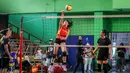 Pemain tim Indonesia All Star, Yolla Yuliana melakukan spike saat berlatih jelang laga Fun Volleyball 2024 melawan Red Sparks di GOR Bulungan, Jakarta Selatan, Jumat (19/04/2024). (Bola.com/Bagaskara Lazuardi)