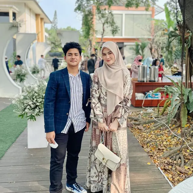 Tetap Berhubungan Baik, Ini 6 Potret Kebersamaan Henny Rahman dan Syakir Daulay