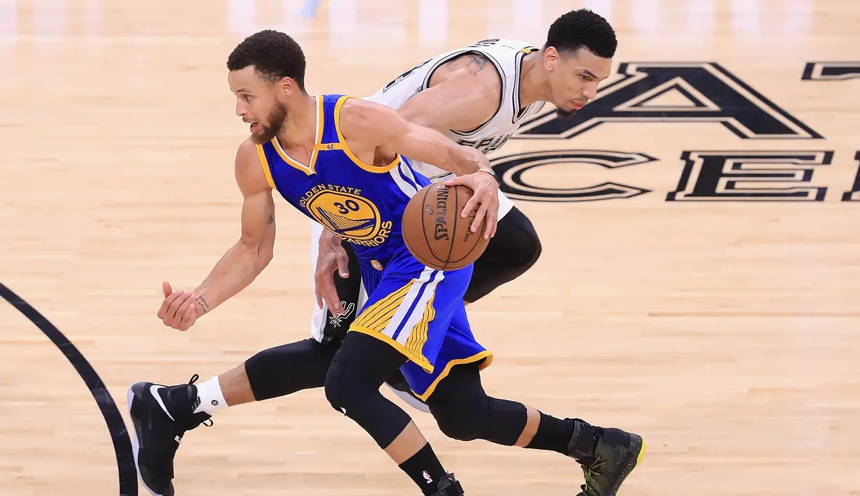 Pebasket Golden State Warriors, Stephen Curry, melewati pebasket San Antonio Spurs, Danny Green, pada laga final NBA Wilayah Barat di San Antonio, Sabtu (20/5/2017). Spurs kalah 108-120 dari Warriors. (AFP/Ronald Martinez)