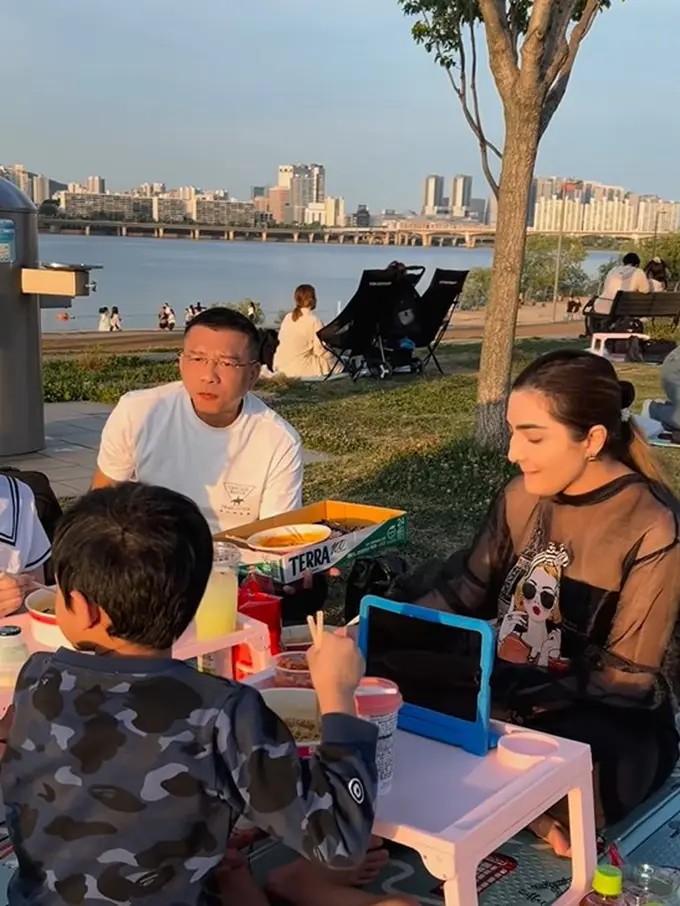 Anang dan Ashanty piknik di Han River di Seoul, Korea Selatan. [Foto: Instagram/ashanty_ash]