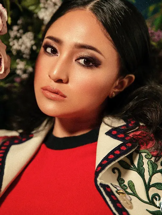 Banyak para netizen yang mengaku terpana dengan riasan wajah Marshanda dengan konsep makeup tebal ini. Marshanda tetap cantik walaupun lebih sering tampil dngan makeup tipisnya. (Liputan6.com/IG/@marshanda99)
