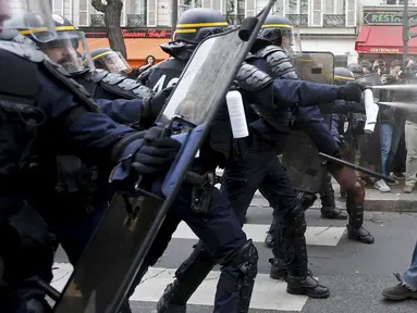 Polisi menembakkan gas air mata ke demonstran menjelang Konferensi Perubahan Iklim Dunia 2015 di Place de la Republique Paris, Prancis, Minggu (29/11). Paris melarang semua aksi demonstrasi pasca teror beberapa waktu lalu. (REUTERS/Eric Gaillard)