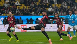 Aksi Ruben Loftus-Cheek di laga Napoli vs AC Milan di semifinal Supercoppa Italiana di Al-Awwal Park, Riyadh, Arab Saudi, Jumat (19/12/2025). (AP Photo/Altaf Qadri)
