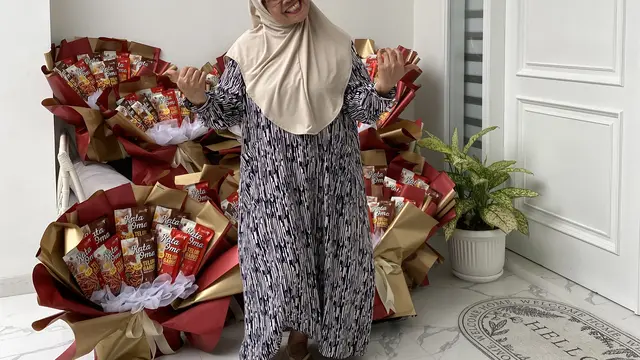 Amritsa Raje mengaku mempersiapkan kejutan untuk ibundanya. Ia memesan Telur Gabus Kata Oma yang dibawa para kurir ojol wanita dengan kemasan buket yang cantik.
