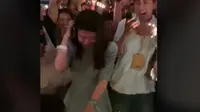 Salah satu pasangan menggelar lamaran diiringi lagu Yellow yang dinyanyikan Coldplay saat konser di Singapura. (dok. TikTok @loserach/Dinny Mutiah)