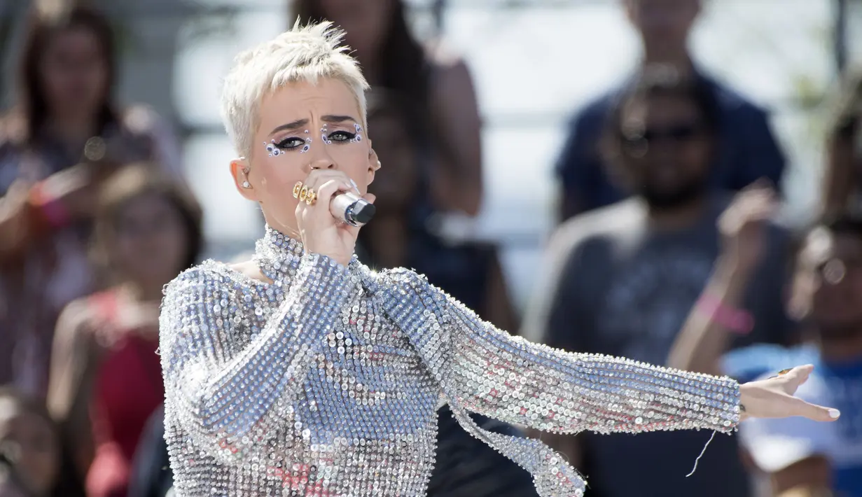 Aksi manggung Katy Perry tersebut merupakan bagian dari tur "Katy Perry - Witness World Wide" selama 4 hari di AS, Los Angeles, California, AS (12/6). (AFP Photo)