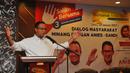 Cagub DKI Jakarta, Anis Baswedan saat berdialog dengan masyarakat Minang yang tinggal di Jakarta, Sabtu (21/1). Dalam dialog tersebut masyarakat Minang yang tergabung dalam DUNSANAK Anies-Sandi siap memenangkan pemilu DKI. (Liputan6.com/Angga Yuniar)