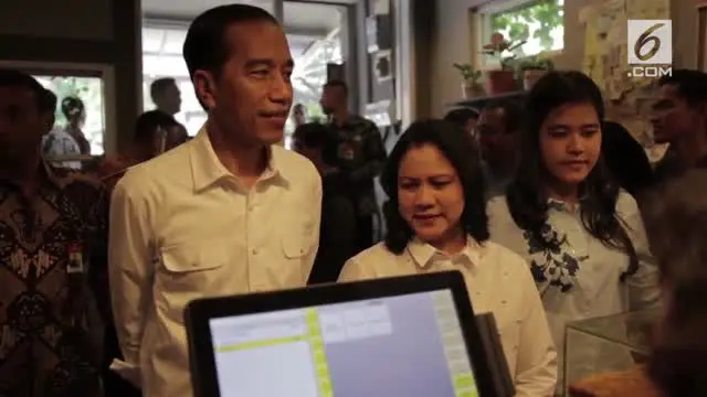 Presiden Joko Widodo atau Jokowi menyempatkan berkunjung ke Toko Kopi Tuku yang berada di Jalan Cipete Raya