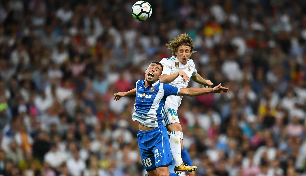 Duel pemain pemain Espanyol, Javier Fuego (kiri) dan pemain Real Madrid, Luka Modric pada lanjutan La Liga Santander di Santiago Bernabeu stadium, Madrid, (01/10/2017). Real Madrid menang 2-0. (AFP/Gabriel Bouys)