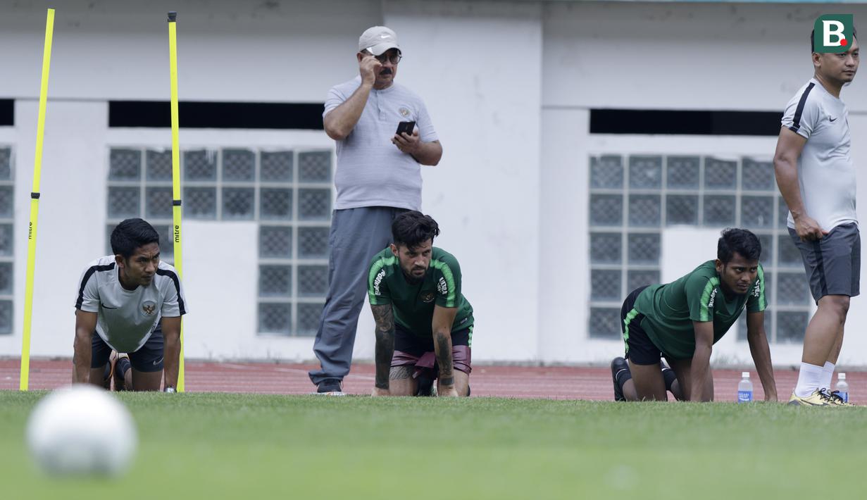 Pemain Timnas Indonesia, Stefano Lilipaly bersama Zulfiandi saat mengikuti sesi latihan terpisah di Stadion Wibawa Mukti, Jawa Barat, Sabtu (3/11). Latihan ini merupakan persiapan jelang Piala AFF 2018. (Bola.com/M Iqbal Ichsan)