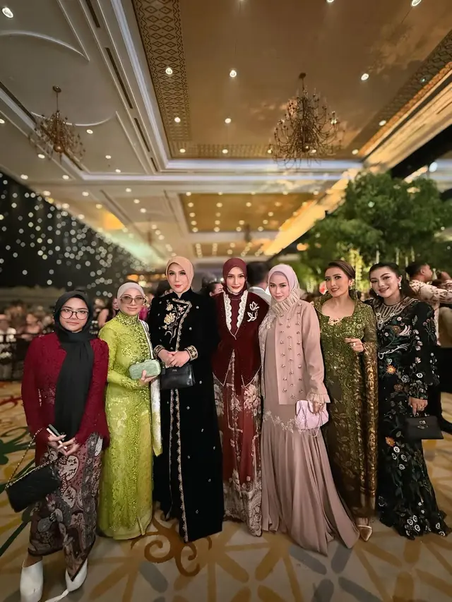 6 Detail Gamis Inneke Koesherawati saat Hadiri Pernikahan Al Ghazali, Tampil Elegan