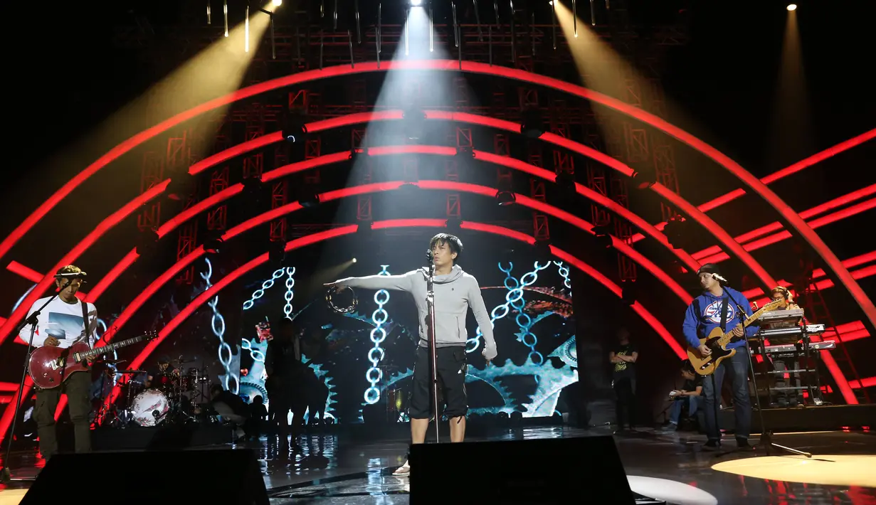 "Memang khusus buat mempersiapkan acara ini. Lagu-lagunya juga fresh semua, lagu baru. Persiapan sudah 95 persen lah, 5 persennya tinggal besok saja," jelas David usai latihan di studio 6 Emtek City, Rabu (18/5) malam. (Andy Masela/Bintang.com)