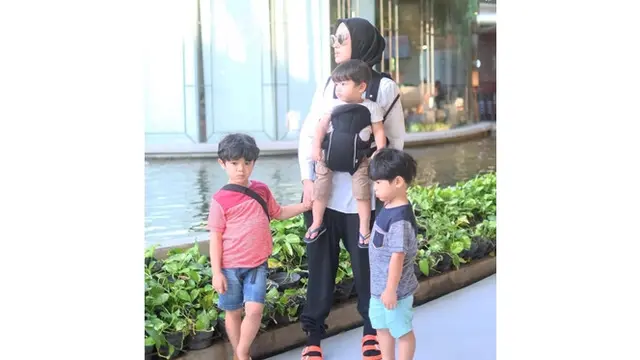 Ratna Galih Mengurus Anak-Anaknya
