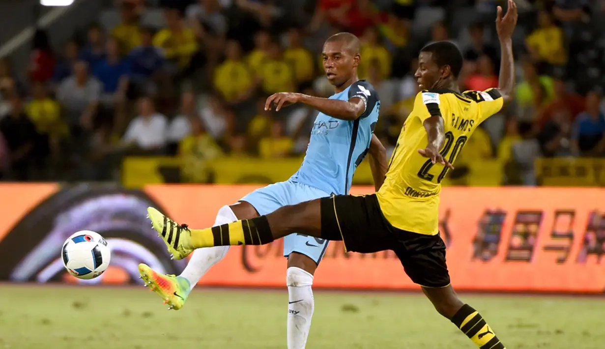 Pemain Manchester City, Fernando Luiz Roza, berebut bola dengan pemain Borussia Dortmund, Adrian Ramos, pada laga International Champions Cup 2016 di Shenzhen, China, Kamis (28/7/2016) . (AFP/Wang Zhao)