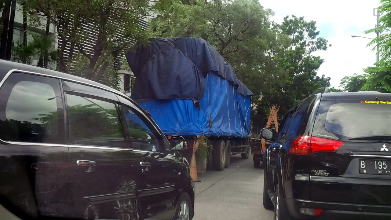 Truk Gandeng Mogok, Lalu Lintas Pondok Indah Macet Panjang