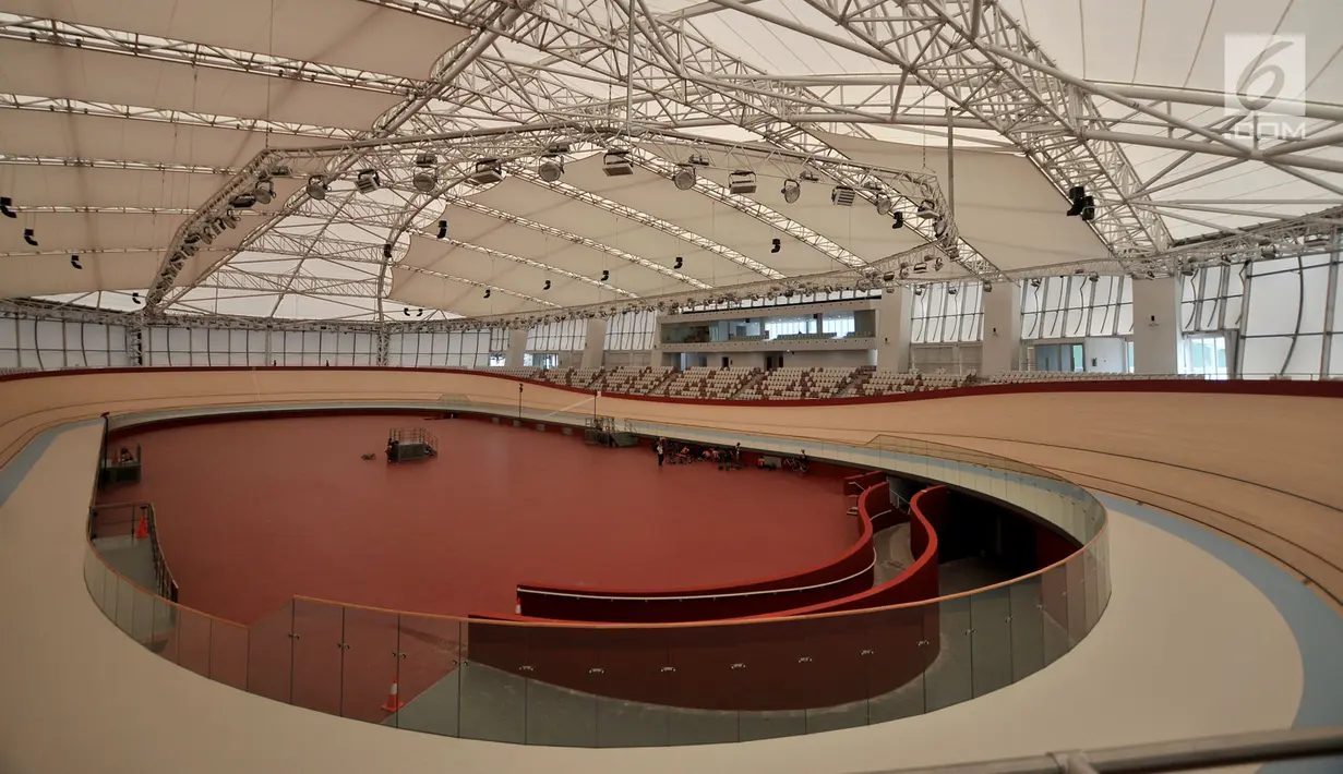 Suasana di dalam International Velodrome, Rawamangun, Jakarta, Senin (9/7). Lintasan balap di Velodrome Rawamangun menggunakan kayu Siberia yang didatangkan langsung dari Jerman. (Merdeka.com/Iqbal S. Nugroho)