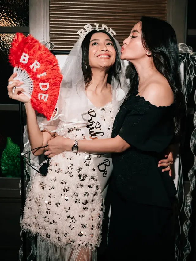 Ririn Ekawati Beri Kejutan Bridal Shower Fitrie Rachmadhina. [@ririnekawati]