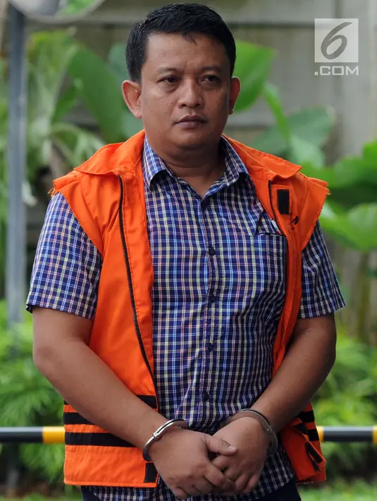 Tersangka Staf Kemenpora Eko Triyanto dikawal petugas saat menjalani pemeriksaan lanjutan di gedung KPK, Jakarta, Rabu (30/1). Eko Triyanto diperiksa terkait dana hibah pemerintah kapada KONI melalui Kemenpora. (merdeka.com/Dwi Narwoko)
