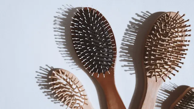 14 Cara Merawat Rambut Sehat untuk Si Pemilik Curly Hair agar Lembut dan Bebas Kusut