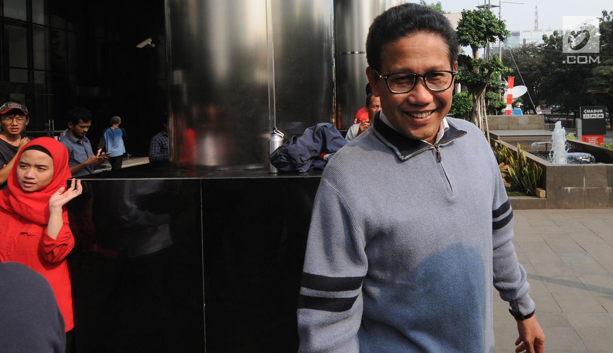 Ketua DPRD Jawa Timur, Abdul Halim Iskandar seusai pemeriksaan di Gedung KPK, Jakarta, Selasa (31/7). Kakak kandung Ketum PKB Muhaimin Iskandar itu diperiksa sebagai saksi untuk tersangka mantan Bupati Nganjuk Taufiqurrahman. (Merdeka.com/Dwi Narwoko)