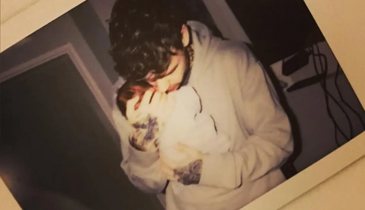 Ketika baby Bear lahir, Cheryl pun mengunggah foto di akun Instagramnya yang memperlihatkan Liam sedang menggendong sang buah hati dan mengumumkan kebahagiaan atas kelahiran Baby Bear. (Instagram/cherylofficial)