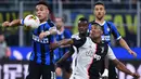 Striker Inter Milan, Lautaro Martinez, berebut bola dengan bek Juventus, Alex Sandro, pada laga Serie A di Stadion San Siro, Milan, Minggu (6/10). Inter kalah 1-2 dari Juventus. (AFP/Alberto Pizzoli)