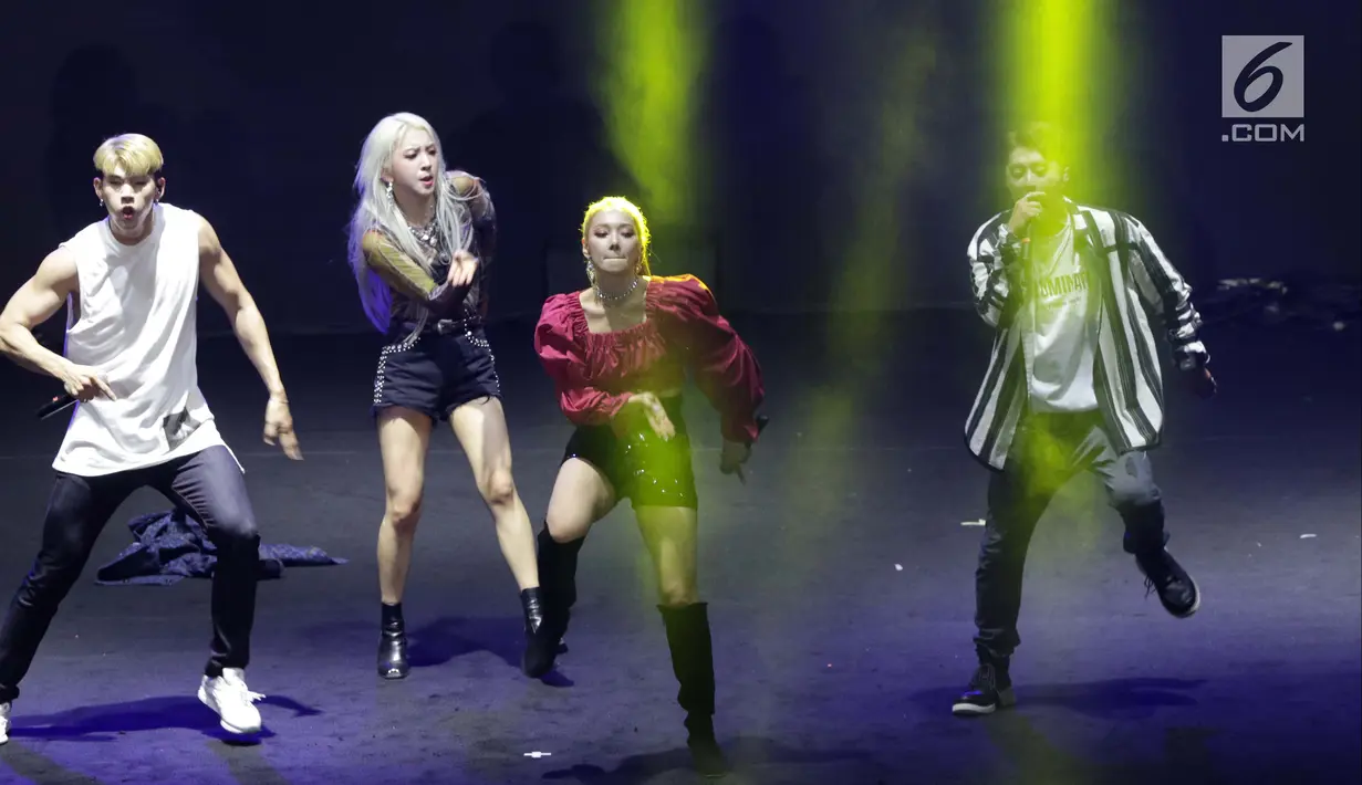 Grup K-Pop asal Korea Selatan, KARD saat tampil menutup gelaran ON/OFF Festival hari pertama di Istora Gelora Bung Karno, Jakarta, Sabtu (7/9/2019). Gelaran ON/OFF Festival akan berlangsung hingga Minggu (8/9). (Liputan6.com/Helmi Fithriansyah)