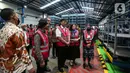 Menteri Koordinator Bidang Kemaritiman dan Investasi Luhut Binsar Pandjaitan melihat-lihat saat menghadiri Peresmian PLTS Atap Pabrik Danone - Aqua Mambal di Badung, Bali, Rabu (31/8/2022). Acara tersebut kolaborasi antara PLN dan PT Tirta Investama guna mendukung energi hijau serta rangkaian memperkuat pelaksanaan G20 dalam transisi energi berkelanjutan. (Liputan6.com/Johan Tallo)