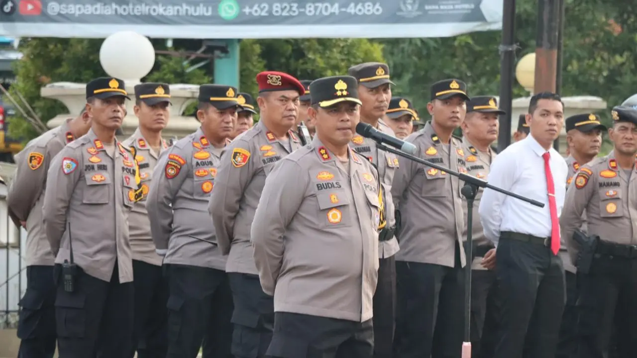 Kapolres Rohul AKBP Budi Setiyono memberi arahan kepada personel yang mengamankan pengundian nomor urut calon bupati dan wakil bupati kontestan Pilkada 2024.