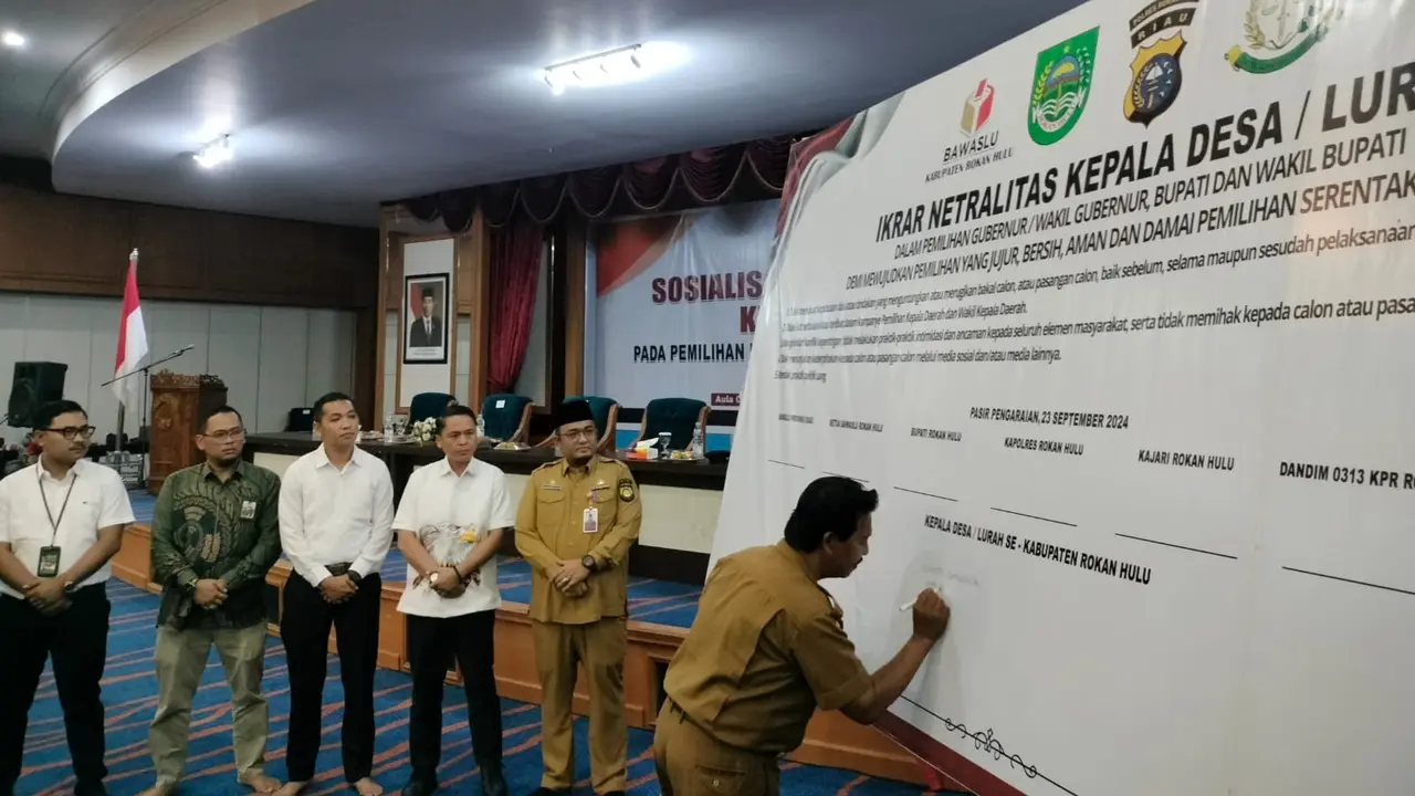 Penandatanganan netralitas kepala desa dan lurah dalam Pilkada Rohul agar berjalan kondusif.