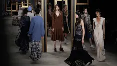 Sejumlah model mengenakan busana karya dari koleksi Patbo selama Sao Paulo Fashion Week di Sao Paulo, Brasil, (23/4). (AP Photo / Andre Penner)