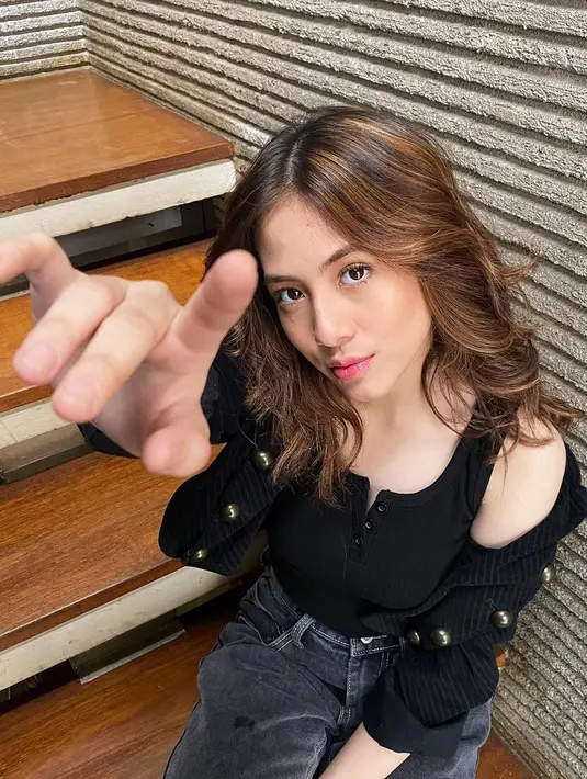 "Dulu lebih lepas karena kru bisa lebih banyak juga kalau sekarang kan terbatas harus pakai name tag juga biar dikenalin orangnya udah cukup segini aja. Jadi sesedikit mungkin kru-nya sekarang, kalau dulu bisa lebih ramai lagi," pungkasnya. (Instagram/zaraadhsty)