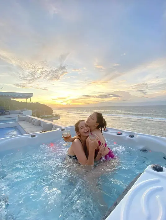 Dikenal dekat, Mila unggah banyak foto bersama Enzy saat mereka traveling ke berbagai tempat indah. [Foto: Instagram/jscmila]